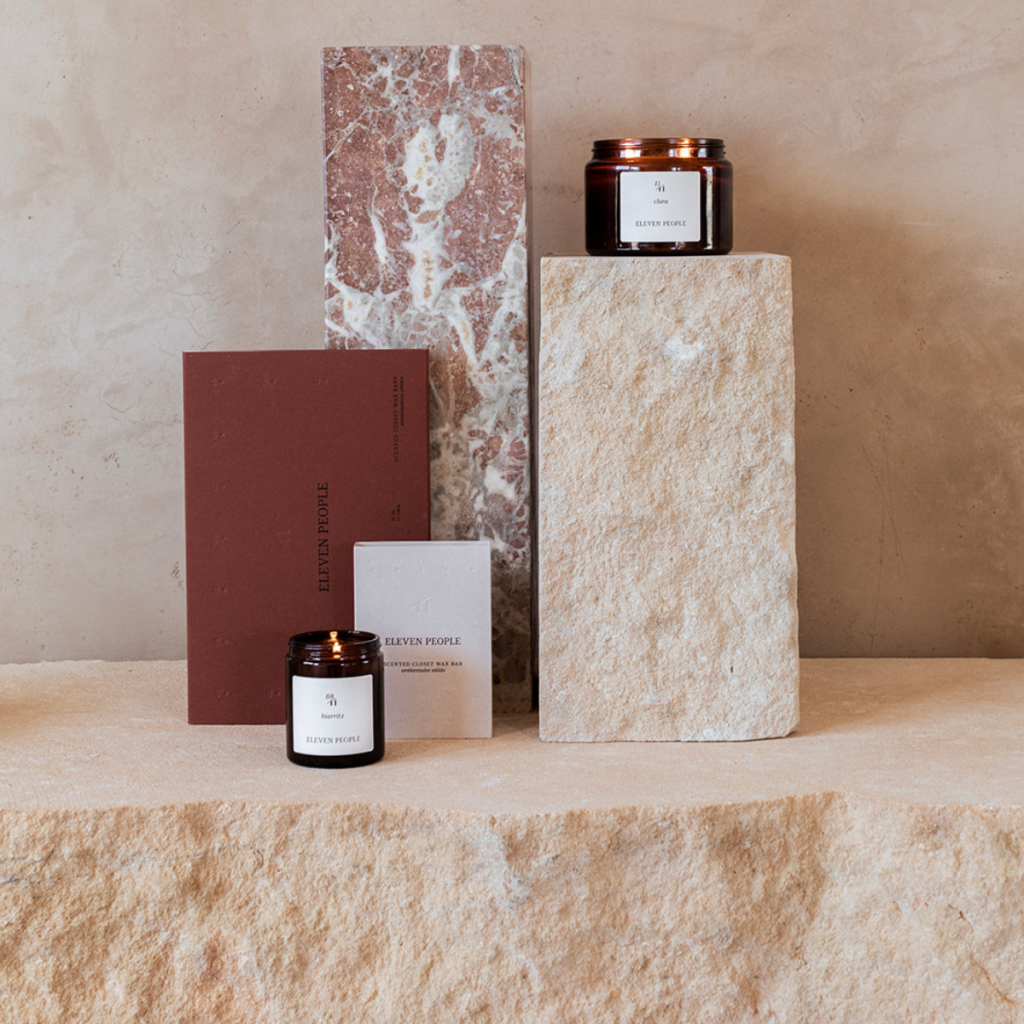 Eleven People Duftkerzen und Scented Wax Bars auf naturbelassenen Steinplatten und Marmorelementen arrangiert – minimalistisches Home-Fragrance-Set im modernen Naturdesign.