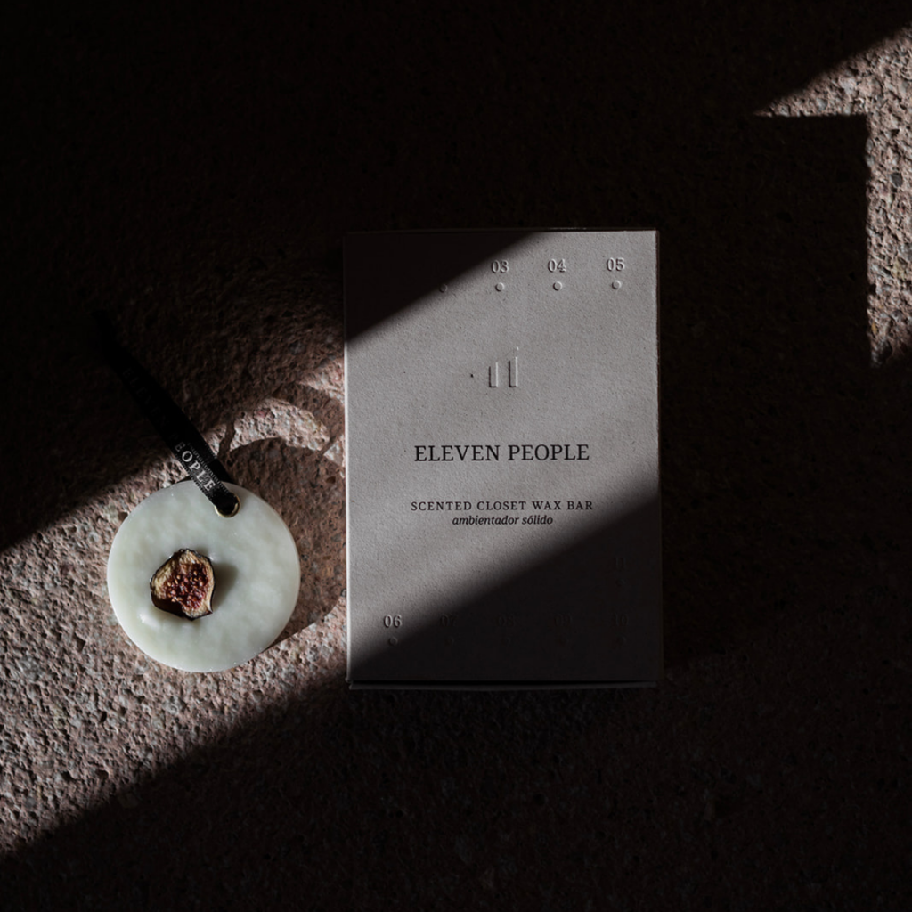 Scented Closet Wax Bar von Eleven People mit rundem Wachskärtchen und getrockneter Frucht auf strukturiertem Untergrund – stilvolles natürliches Raumduft-Accessoire.