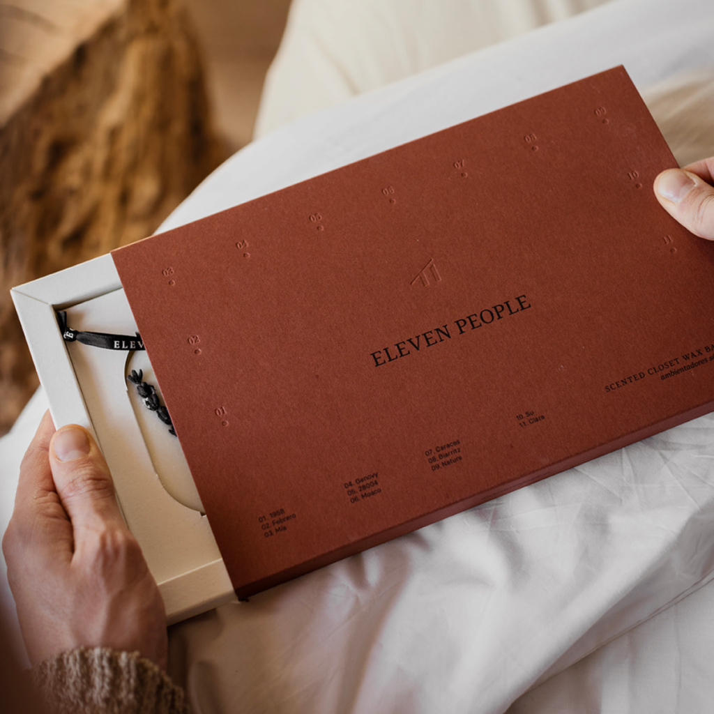 Eleven People Geschenkbox mit Scented Closet Wax Bar, edle braune Verpackung wird geöffnet – hochwertiges aromatisches Duftset im minimalistischen Design.