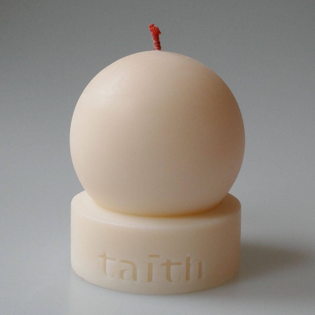 Weiße taith Kugelkerze – minimalistische runde Designkerze aus Wachs