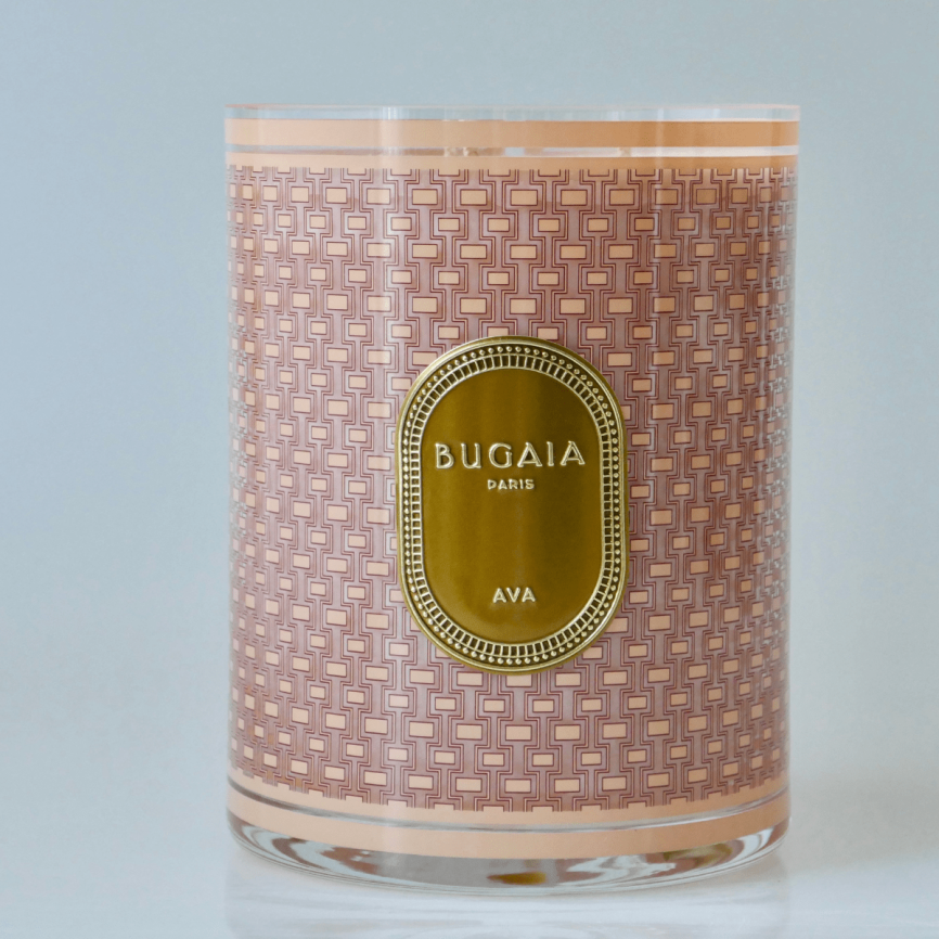 BUGAIA Paris Duftkerze Ava im gemusterten roségoldenen Designglas mit goldener Etikette.