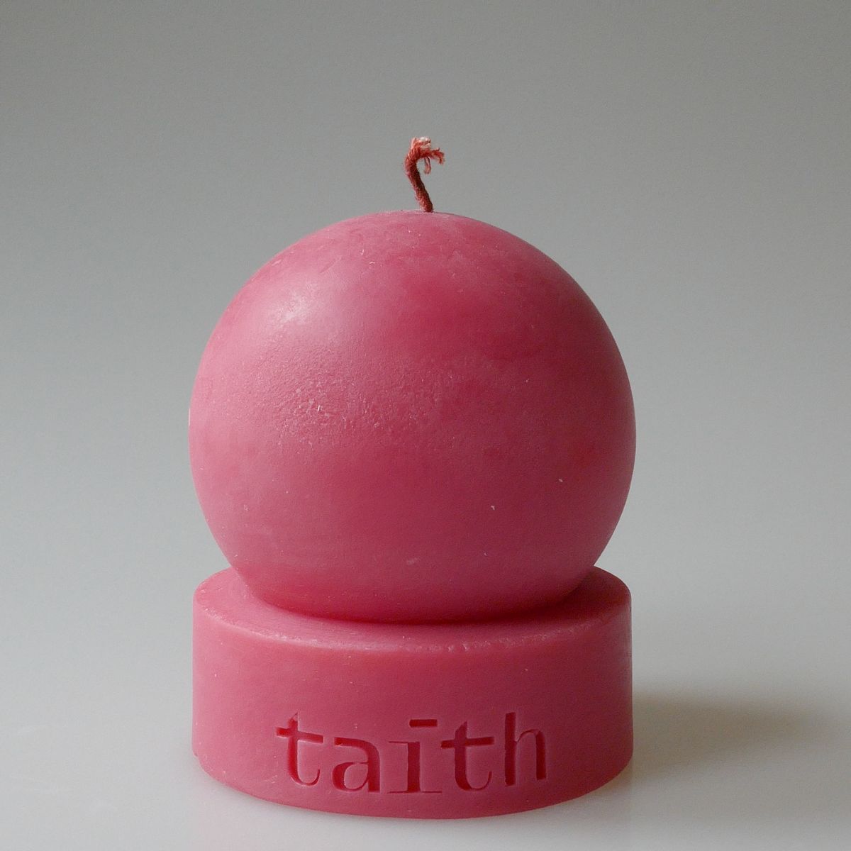 Rosa taith Kugelkerze – minimalistische runde Designkerze aus Wachs