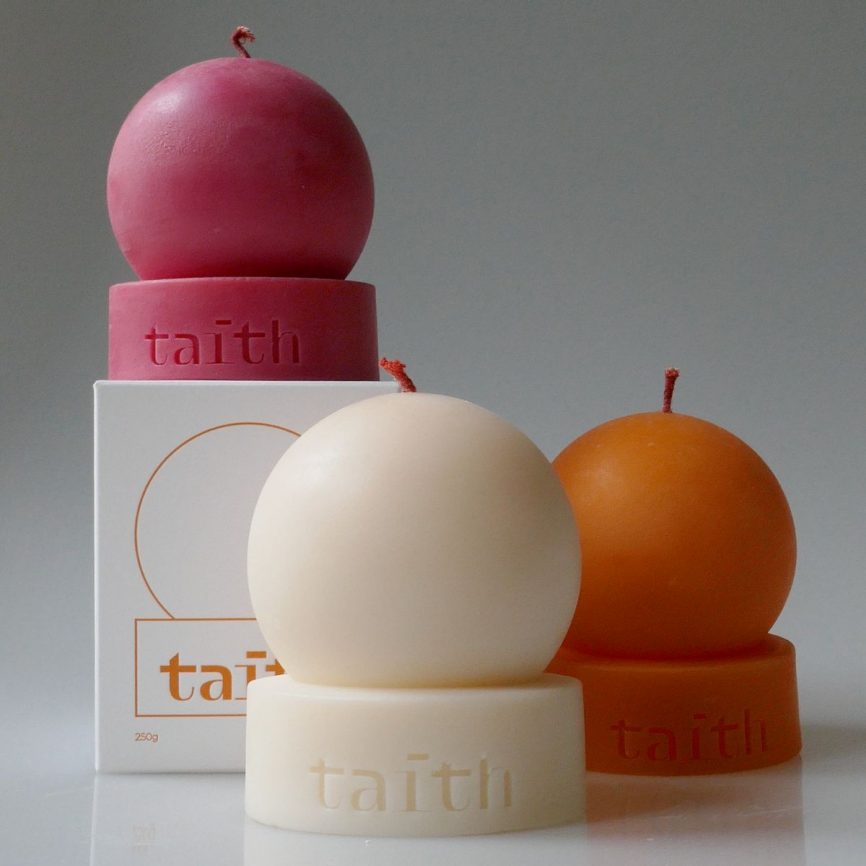 Drei handgegossene Designkerzen von Taith in Orange, Weiß und Rosa, moderne skulpturale Form als dekoratives Highlight für Zuhause