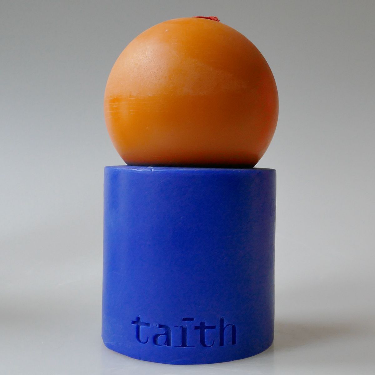 taith Designkerze in Orange und Blau – moderne skulpturale Kerze