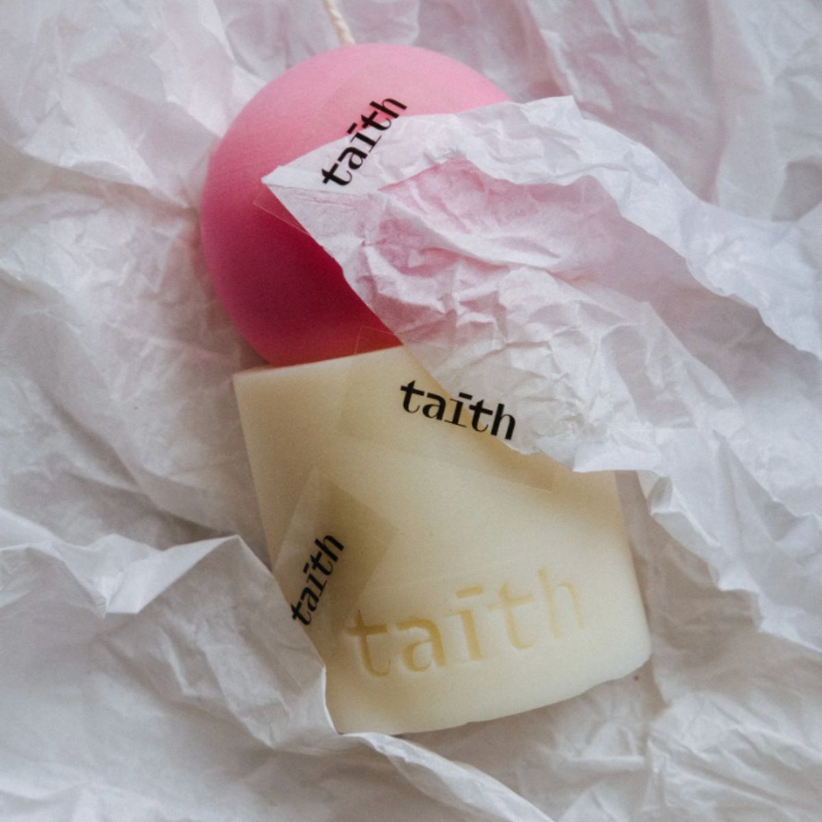 Vela de diseño Taith en rosa y crema: vela escultural moderna en envase de regalo.