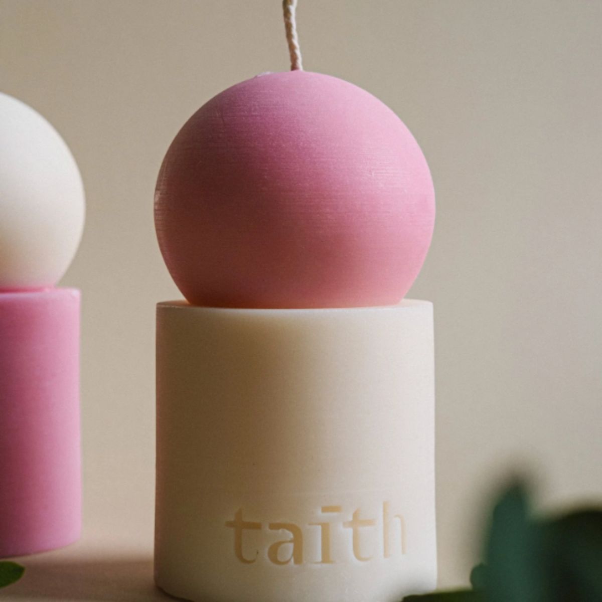 Vela de diseño Taith en rosa y crema: vela escultural moderna