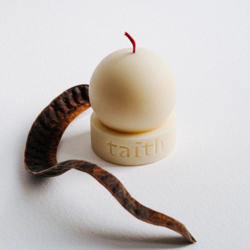 Weiße taith Kugelkerze – minimalistische runde Designkerze aus Wachs