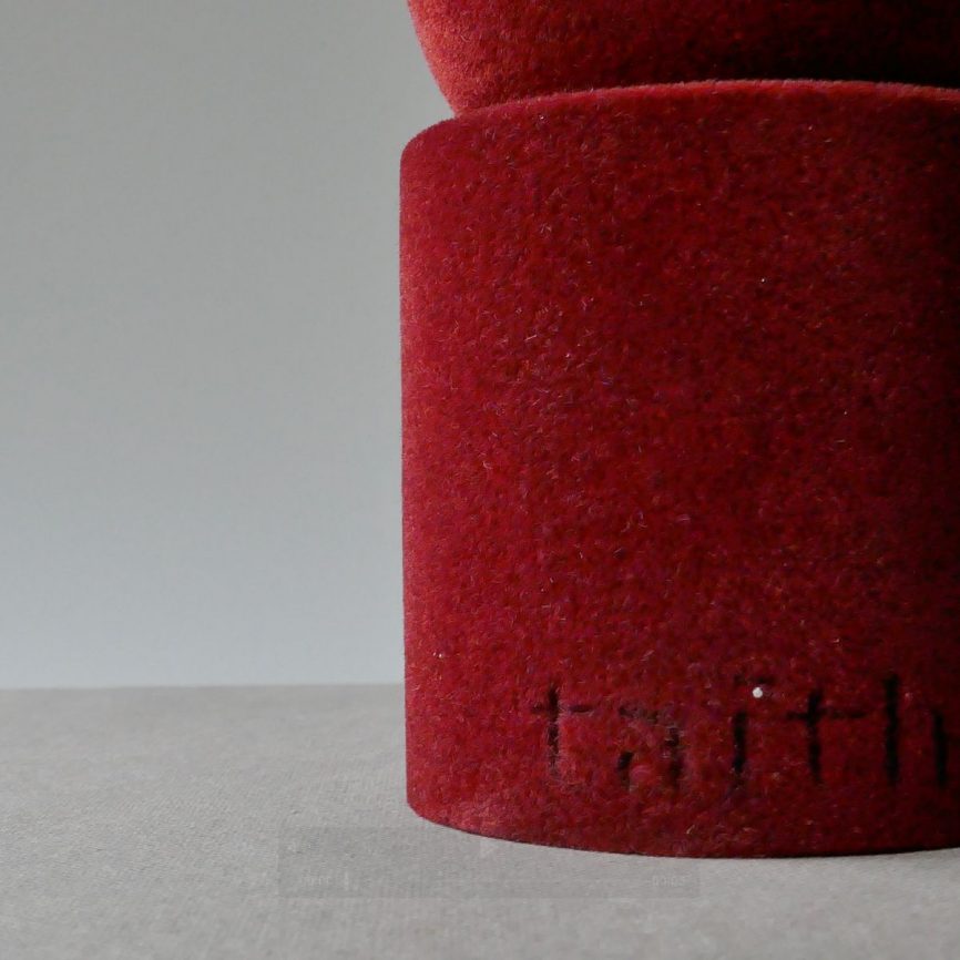 Dunkelrot taith Kugelkerze im modernen Design – dekorative Skulpturkerze