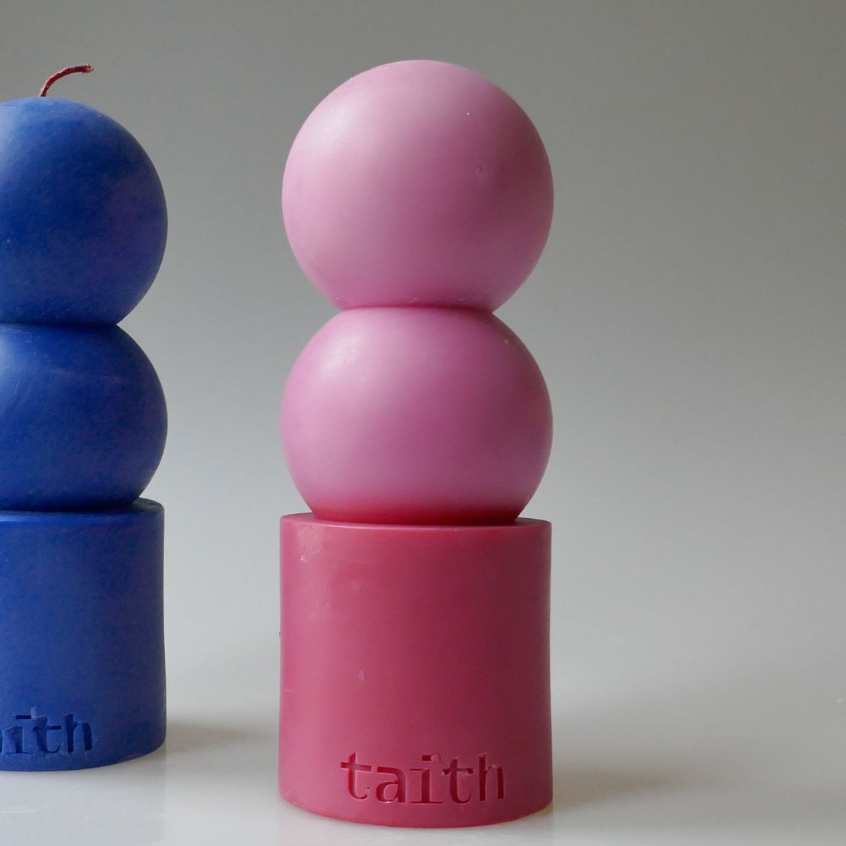 Skulpturkerze - Taith Lilu Candle Multi Pink mit modernen Design – dekorative Skulpturkerze