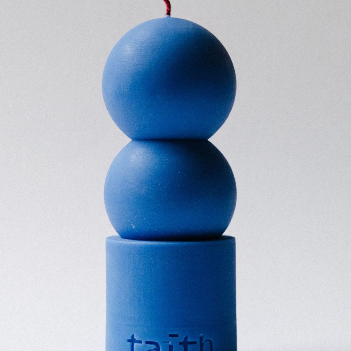 Skulpturkerze - Taith Lilu Candle Cobalt Blue mit gestapelten Kugelformen – moderne Duftkerze