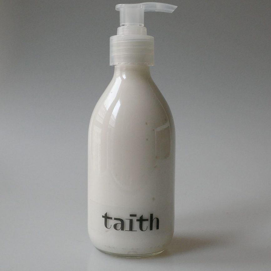 taith Body Lotion in transparenter Glasflasche mit Pumpspender – natürliche Hautpflege