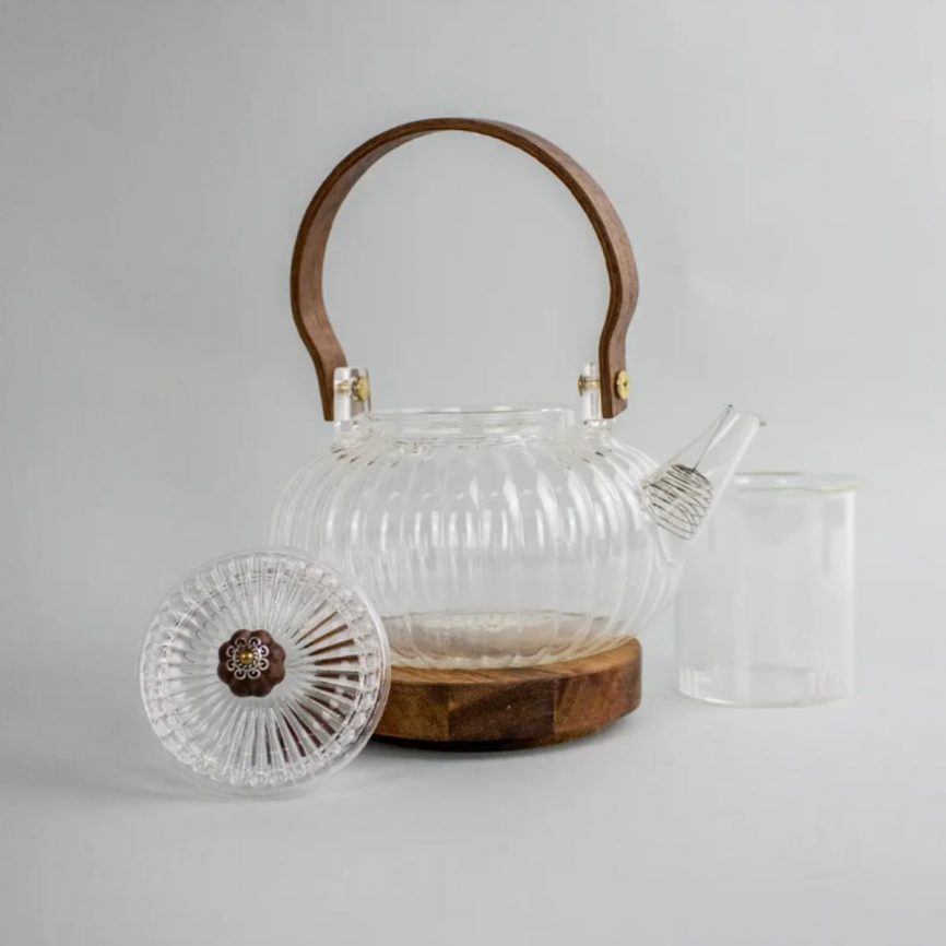 Yoko Design gläserne Teekanne mit Holzgriff und Siebeinsatz – elegantes Teeset aus hitzebeständigem Glas.