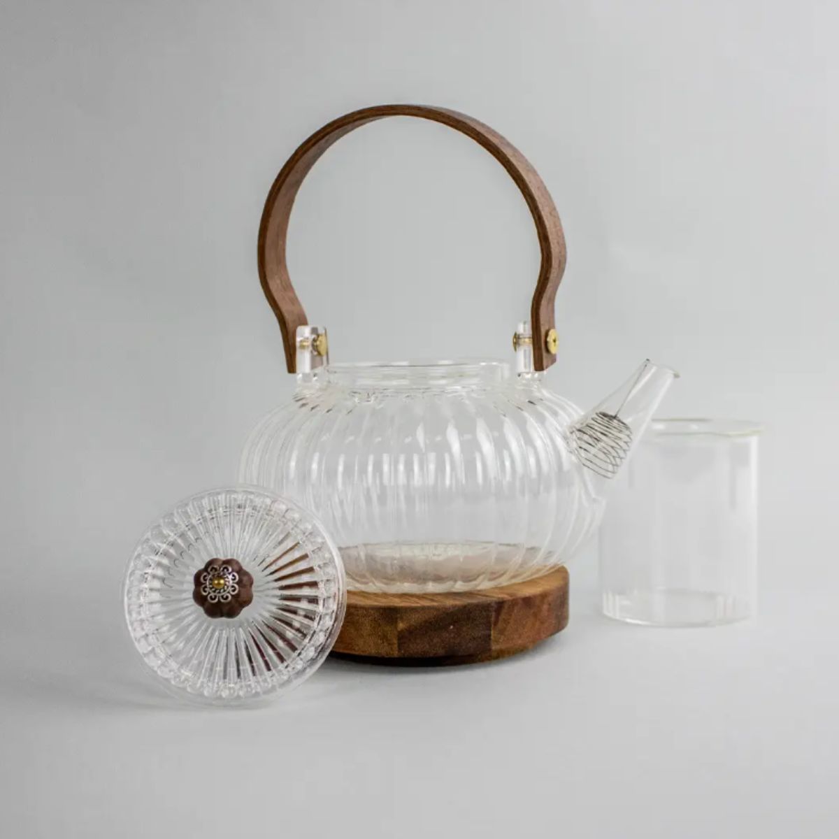 Yoko Design gläserne Teekanne mit Holzgriff und Siebeinsatz – elegantes Teeset aus hitzebeständigem Glas.
