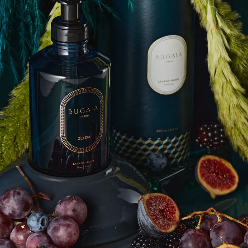 BUGAIA Paris Handseife Zelda in dunklem Luxusflakon, umgeben von Feigen und Trauben.