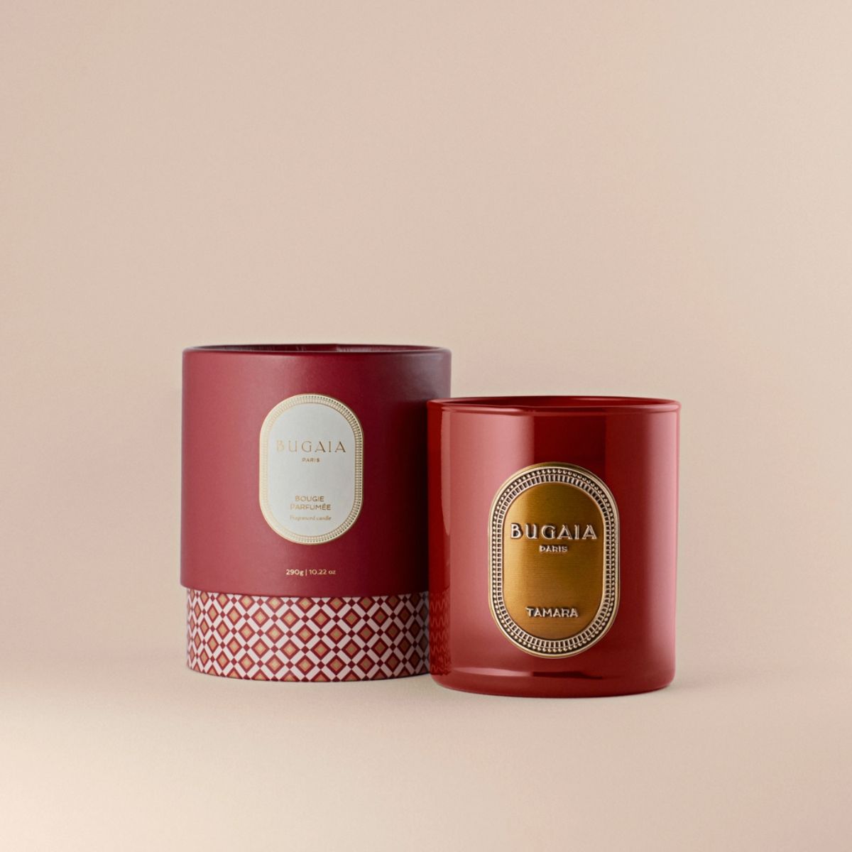 BUGAIA Paris Duftkerze ‚Tamara‘ in burgunderfarbenem Glas mit goldener Plakette, daneben passende Premium-Verpackung.
