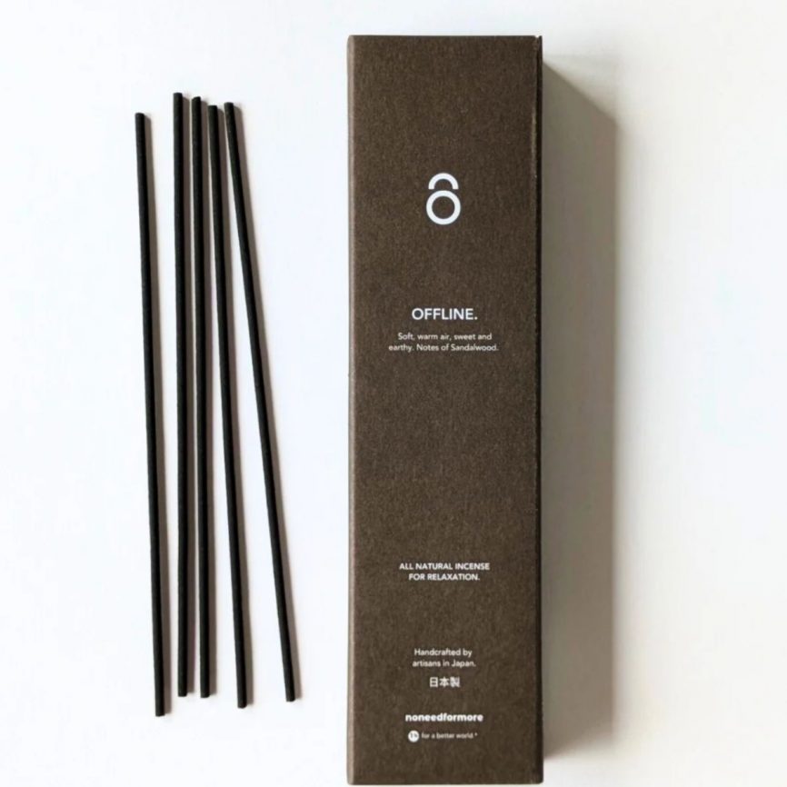 noneedformore Räucherstäbchen ‚Offline‘ in dunkler Verpackung – natürliche japanische Incense mit warmen, süßen und erdigen Sandelholznoten.