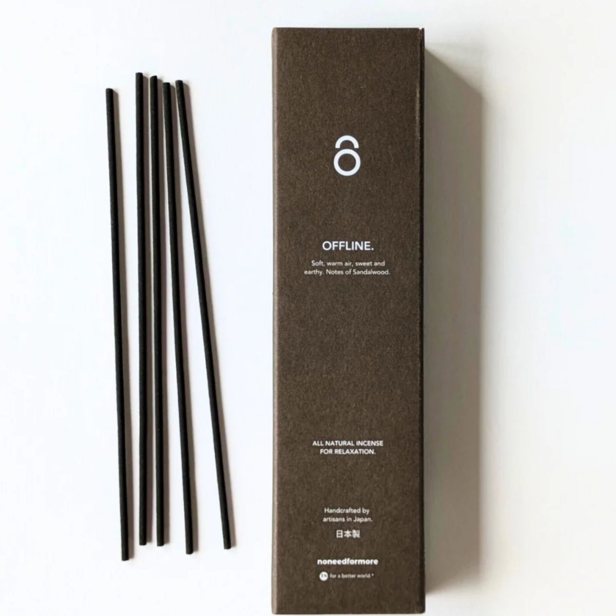 noneedformore Räucherstäbchen ‚Offline‘ in dunkler Verpackung – natürliche japanische Incense mit warmen, süßen und erdigen Sandelholznoten.