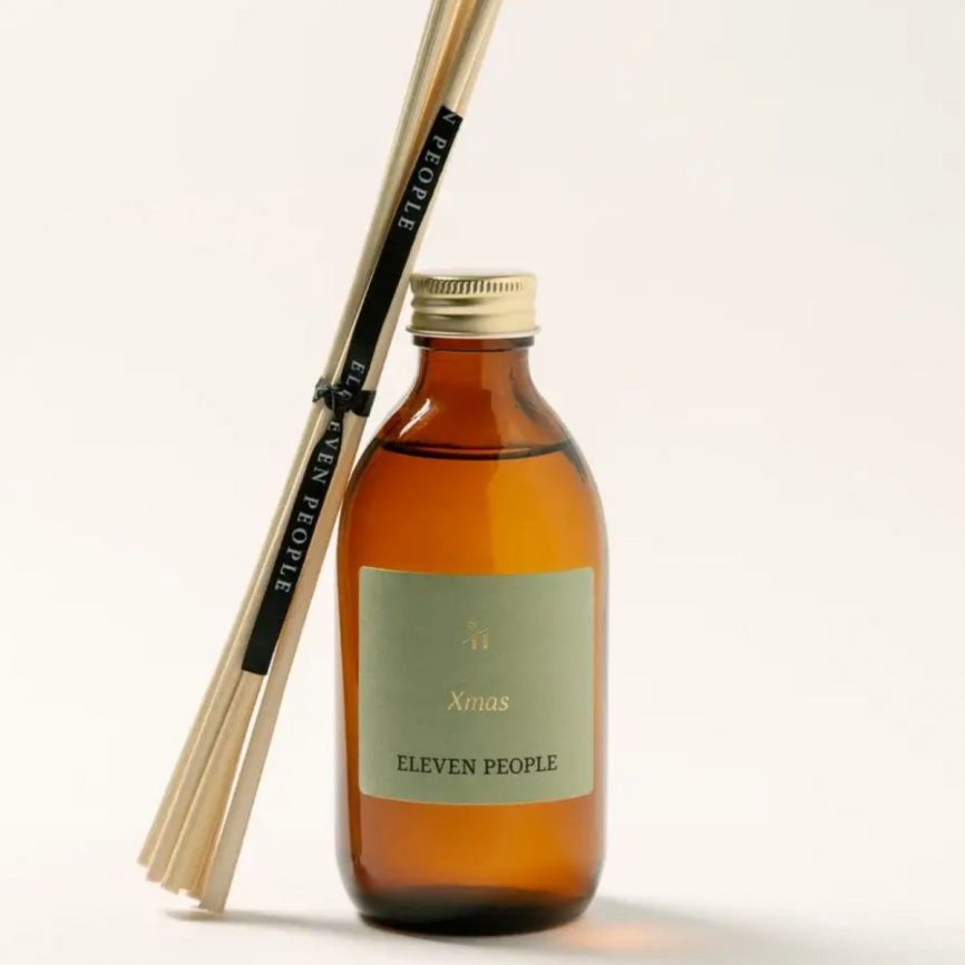 Eleven People Xmas Raumduft im Braunglas mit Duftstäbchen – natürlicher Reed Diffuser für weihnachtliche Atmosphäre