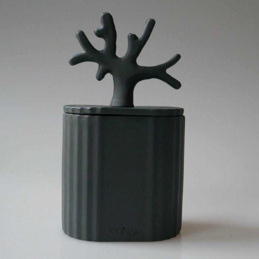 Kyuka Design Dekoobjekt – schwarze skulpturale Keramikdose mit abstrakter Baumform als Deckel, minimalistisches japanisches Design.
