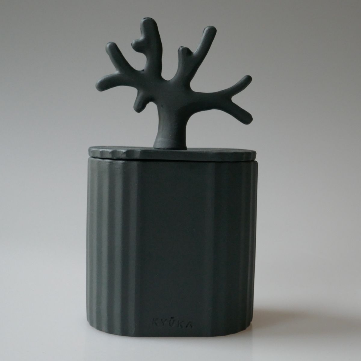 Kyuka Design Dekoobjekt – schwarze skulpturale Keramikdose mit abstrakter Baumform als Deckel, minimalistisches japanisches Design.