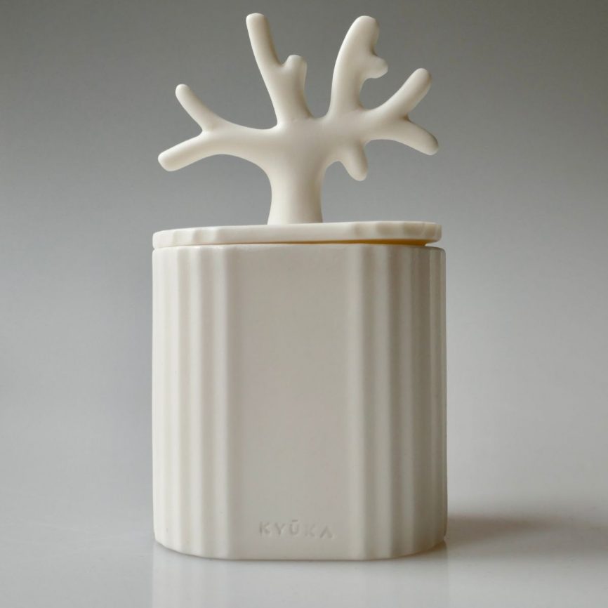 Kyuka Design Keramikdose in Creme mit skulpturalem Baum-Deckel – minimalistisches japanisches Dekoobjekt.