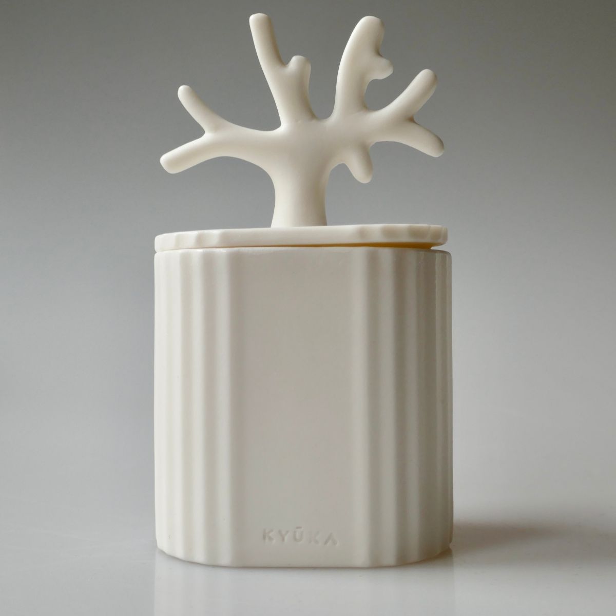 Kyuka Design Keramikdose in Creme mit skulpturalem Baum-Deckel – minimalistisches japanisches Dekoobjekt.