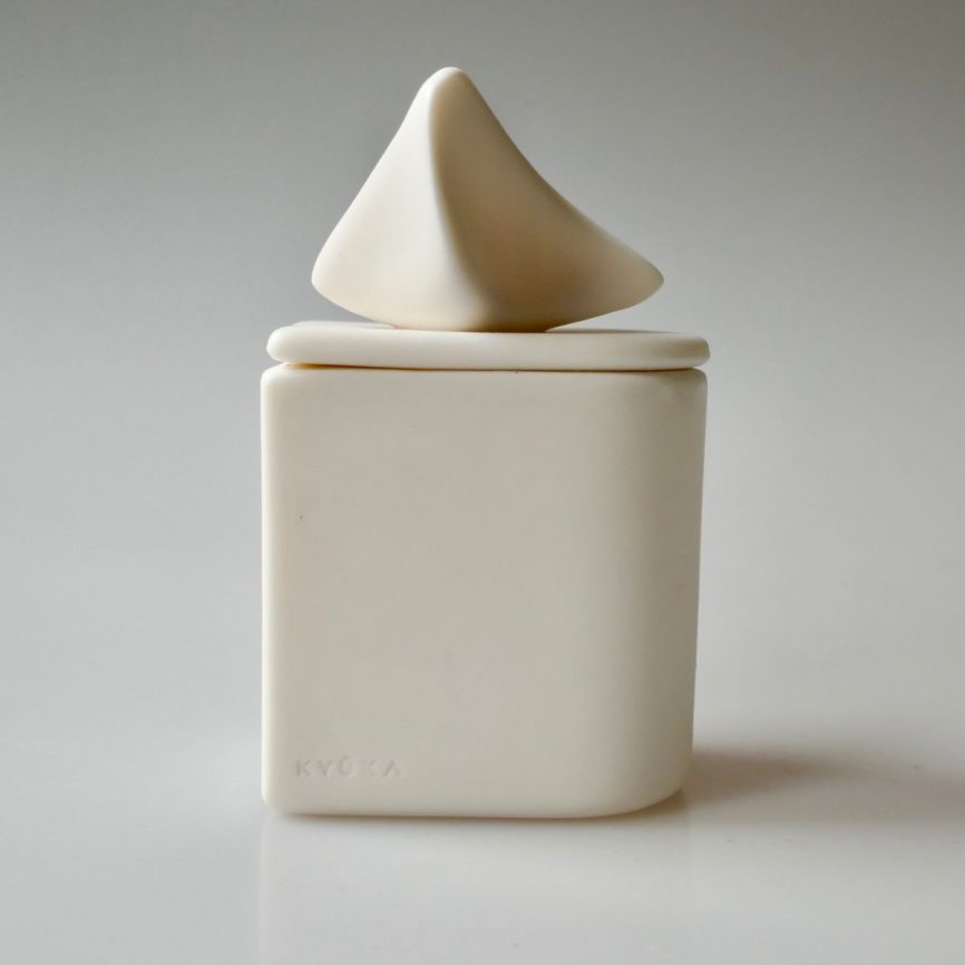 Kyuka Design Keramikdeckel in cremeweiß mit skulpturaler organischer Form – minimalistisches japanisches Designobjekt.