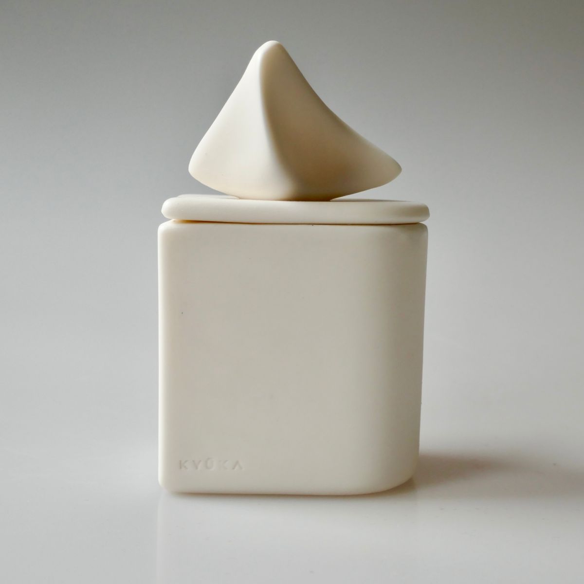 Kyuka Design Keramikdeckel in cremeweiß mit skulpturaler organischer Form – minimalistisches japanisches Designobjekt.
