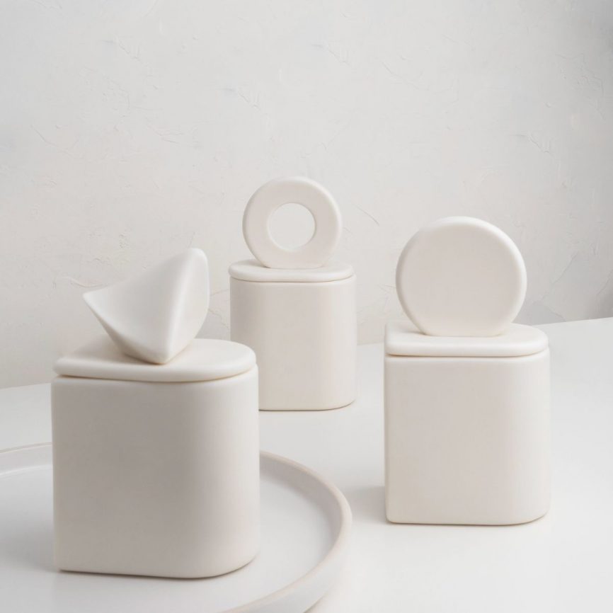 Kyuka Design Keramikdosen in Weiß mit drei unterschiedlichen skulpturalen Deckeln – minimalistisches japanisches Designobjekt-Set.