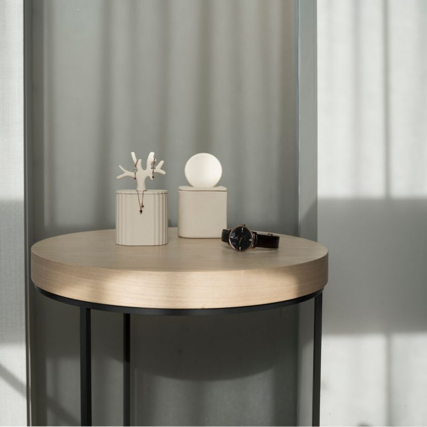 Kyuka Design Keramikdosen in Cremefarbe mit skulpturalen Deckeln auf einem runden Beistelltisch, verwendet als Schmuck- und Uhrenablage.