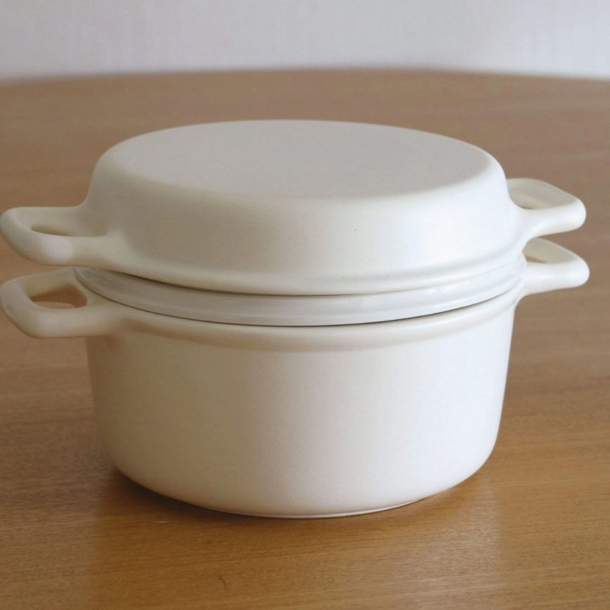 Steinguttopf,Santoku, Kamoshika in Weiß auf Holztisch