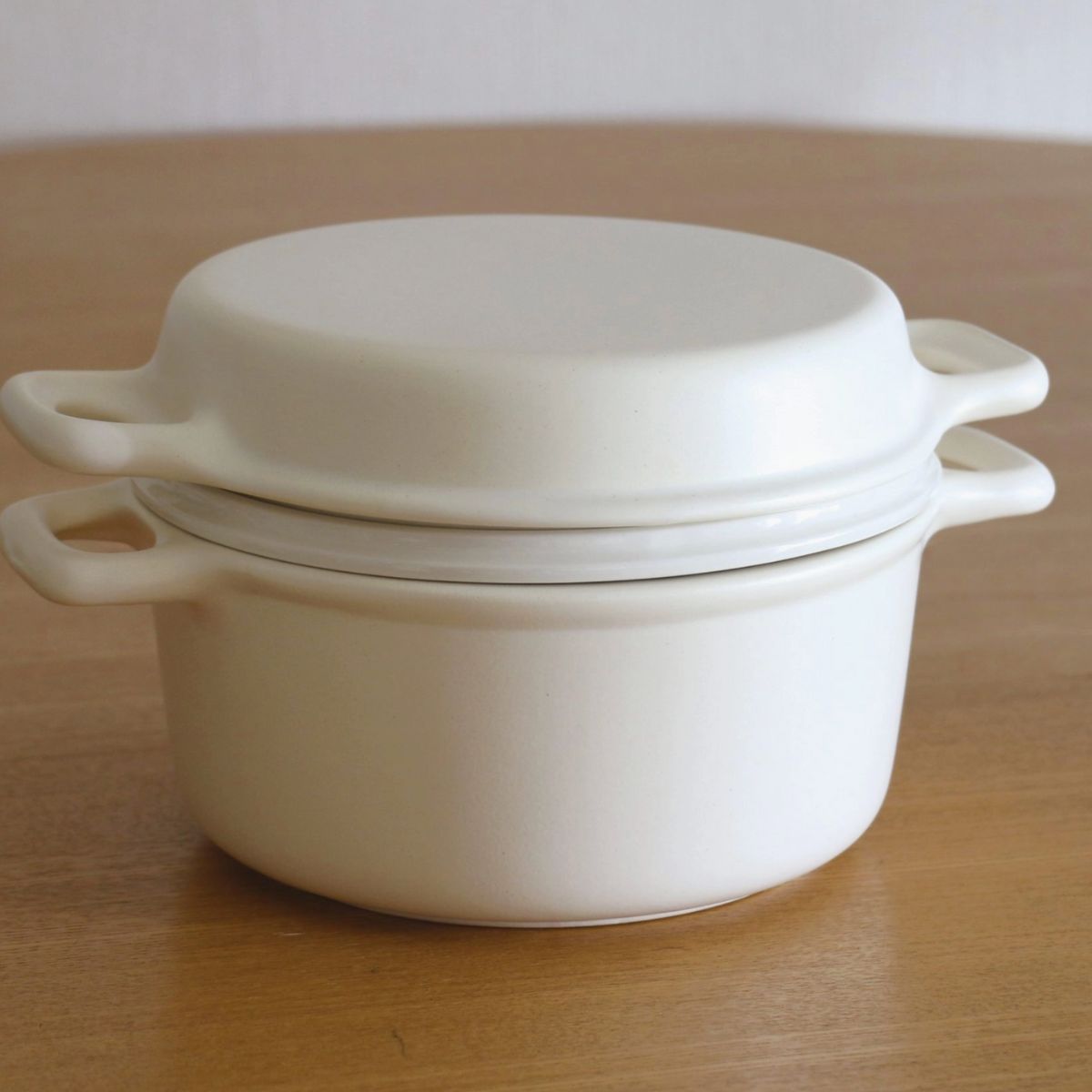 Steinguttopf,Santoku, Kamoshika in Weiß auf Holztisch