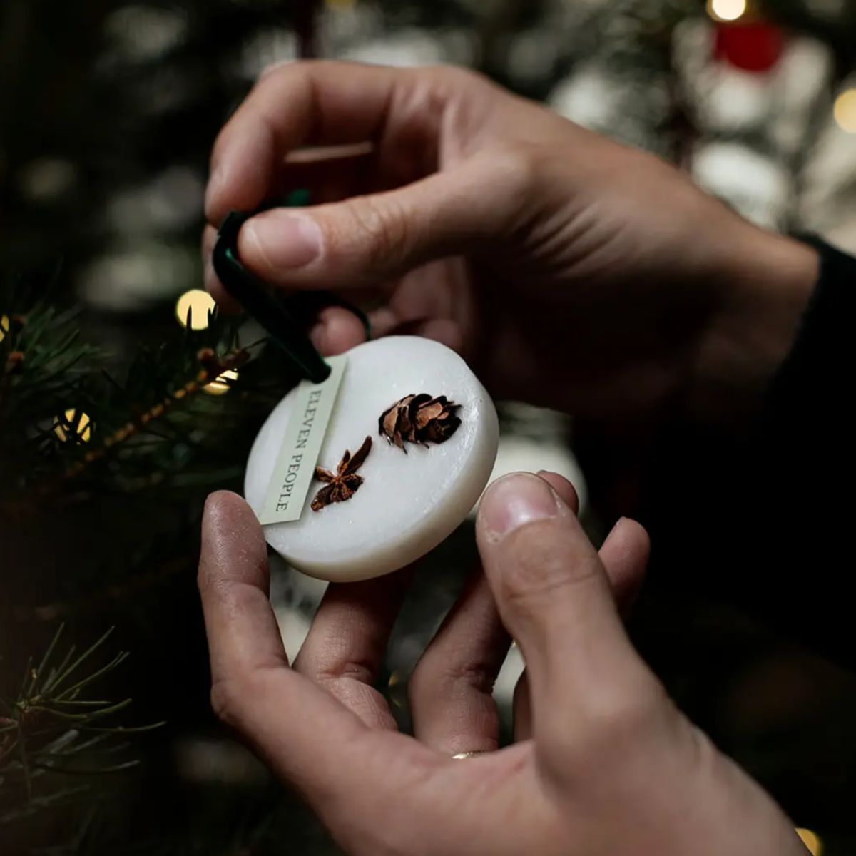 Duftanhänger aus Wachs von Eleven People mit getrockneten Gewürzen