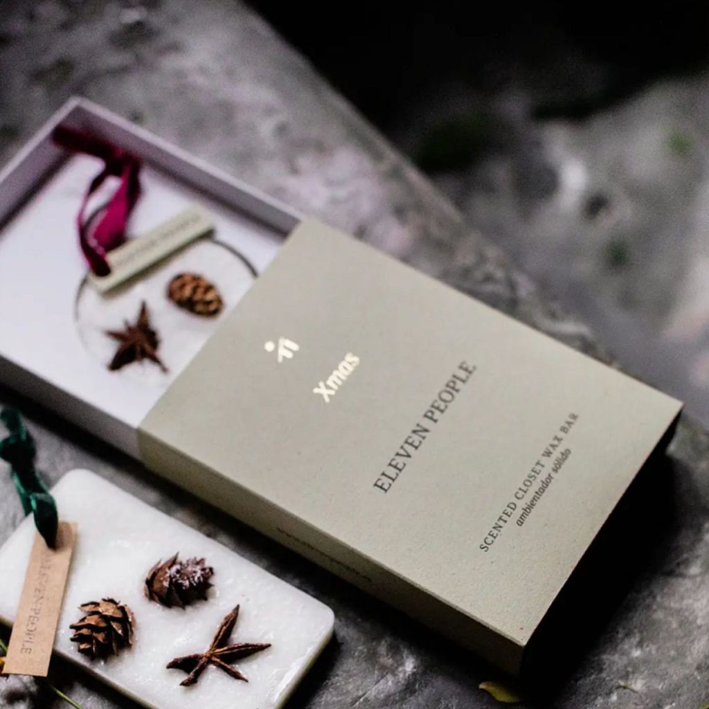 Eleven People Xmas Duftanhänger im Geschenkset mit Wachskärtchen und natürlichen Gewürzelementen wie Zimt und Tannenzapfen – weihnachtliches Aroma-Dekoaccessoire.