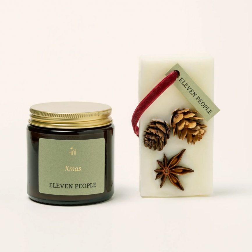 Eleven People Xmas Duo mit Duftkerze im Braunglas und aromatischer Wachs-Duftplatte mit Tannenzapfen und Sternanis