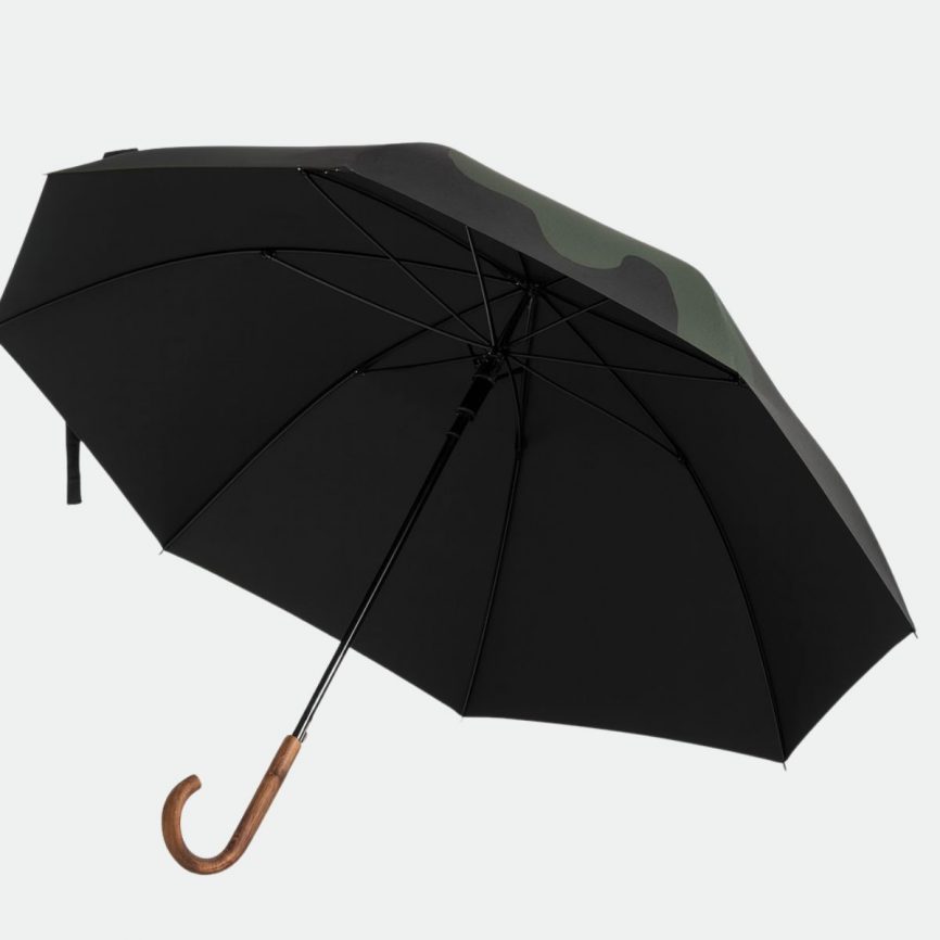 Schwarzer Sapor Design Regenschirm mit Holzgriff und dezentem grünem Muster, geöffnet in seitlicher Ansicht.