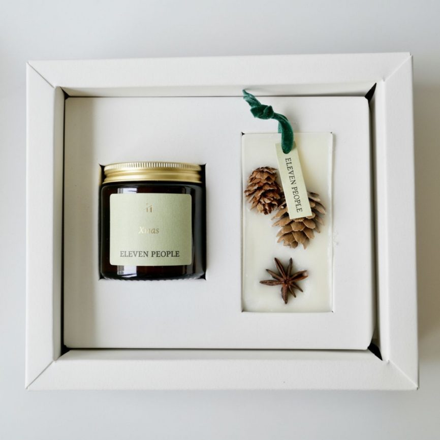 Eleven People Xmas Geschenkset mit Duftkerze und aromatischer Wachs-Sachet mit Tannenzapfen und Sternanis in weißer Geschenkbox