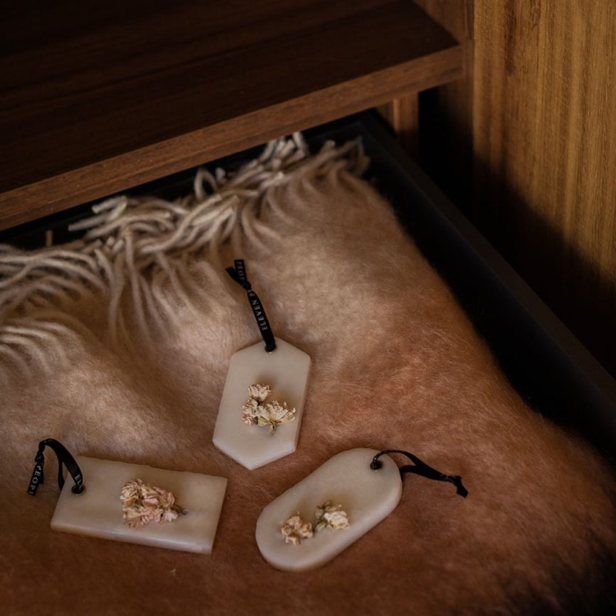 Duftanhänger aus Wachs von Eleven People mit getrockneten Gewürzen