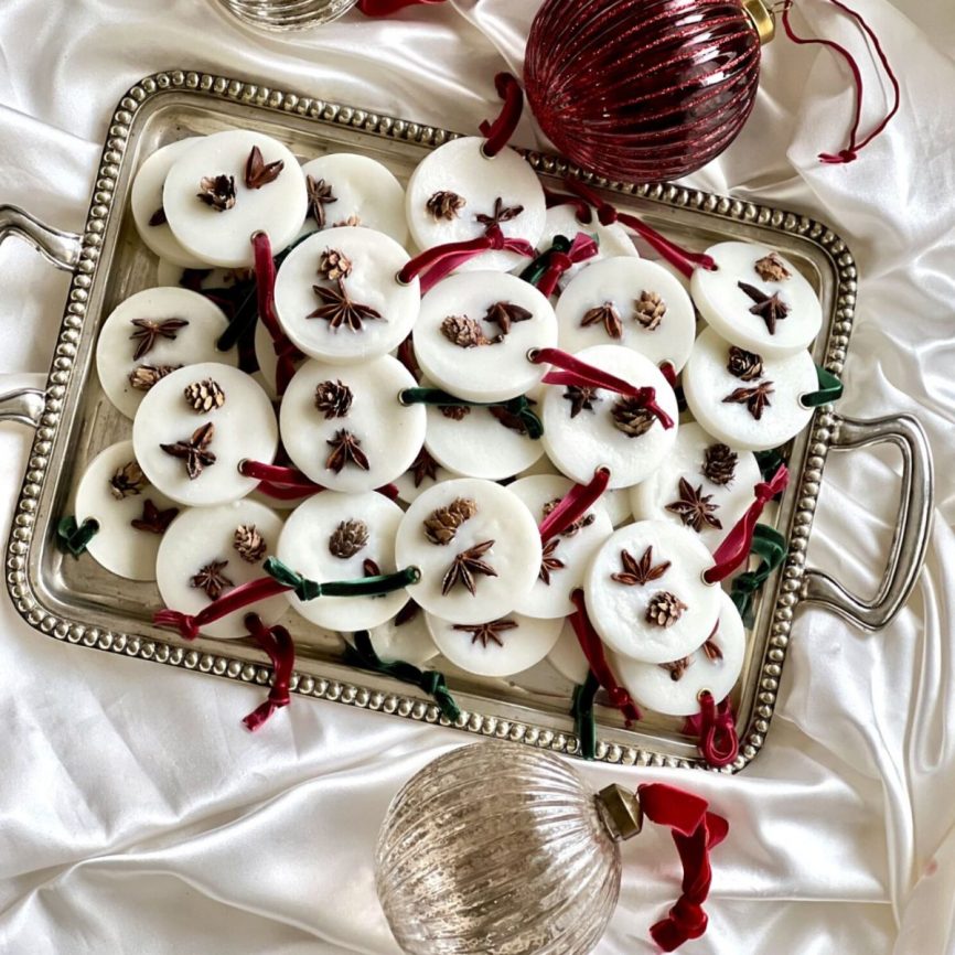 Duftanhänger aus Wachs von Eleven People mit getrockneten Gewürzen