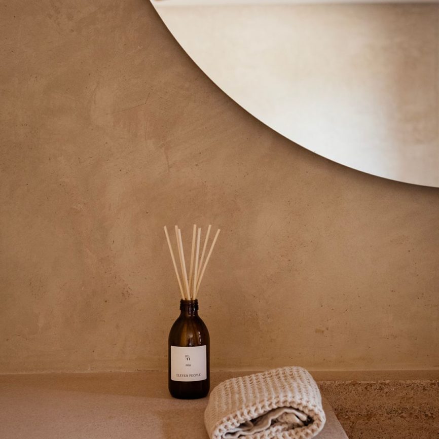 Eleven People Raumduft-Diffusor mit Holzstäbchen – minimalistischer Aromadiffusor in brauner Glasflasche auf Natursteinoberfläche