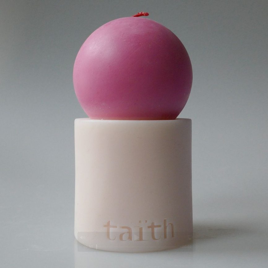taith Designkerze in Rosa und Creme – moderne skulpturale Kerze