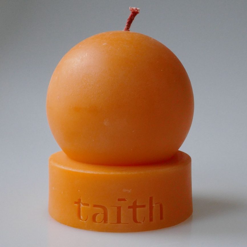 Designkerzen von Taith– minimalistische runde Designkerze aus Wachs