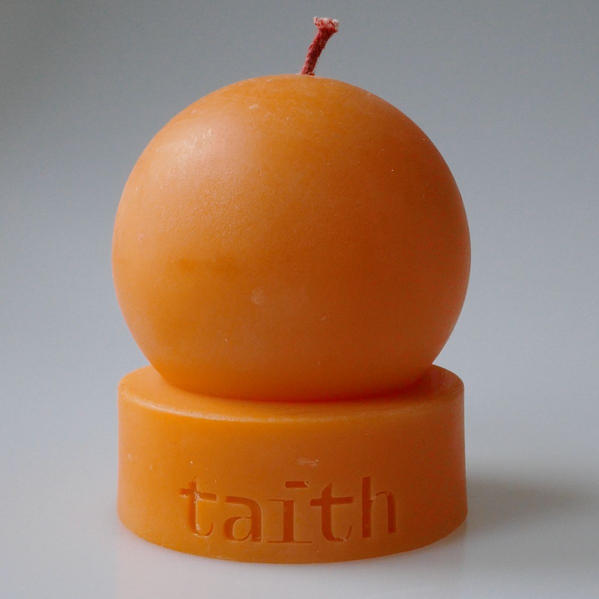 Designkerzen von Taith– minimalistische runde Designkerze aus Wachs