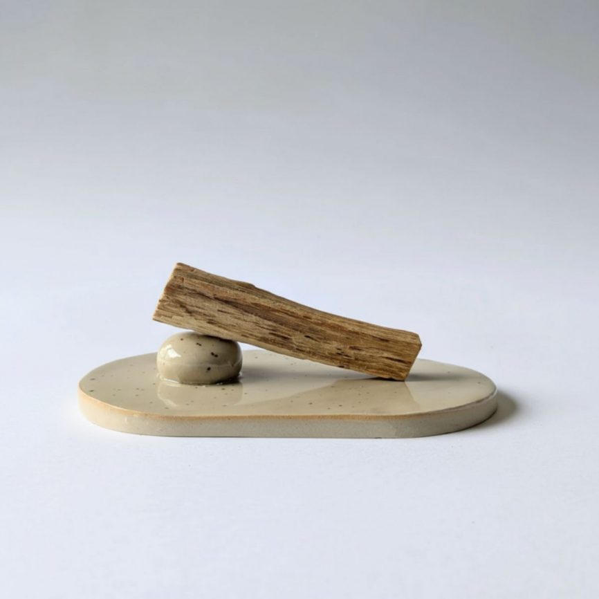 Räucherholz von noneedformore – brennendes Palo Santo auf Korkunterlage mit steigendem Rauch und natürlicher Deko.