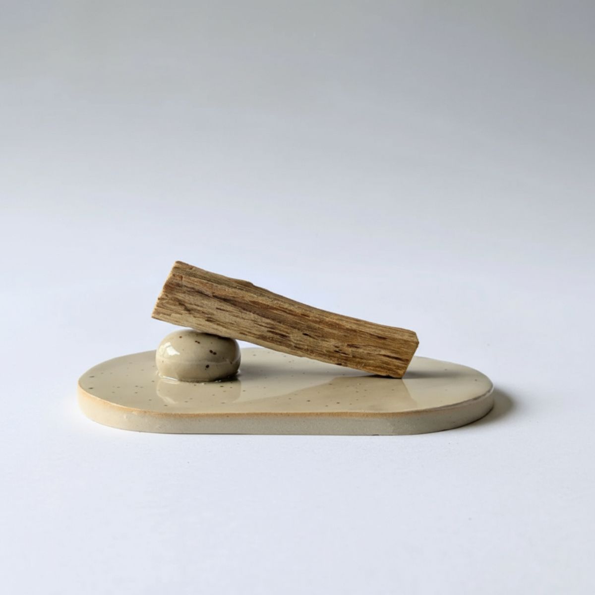 Räucherholz von noneedformore – brennendes Palo Santo auf Korkunterlage mit steigendem Rauch und natürlicher Deko.